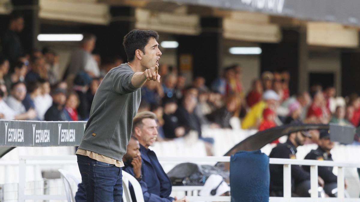 Íñigo Vélez, entrenador del FC Cartagena, dando instrucciones en el último partido ante el Nástic