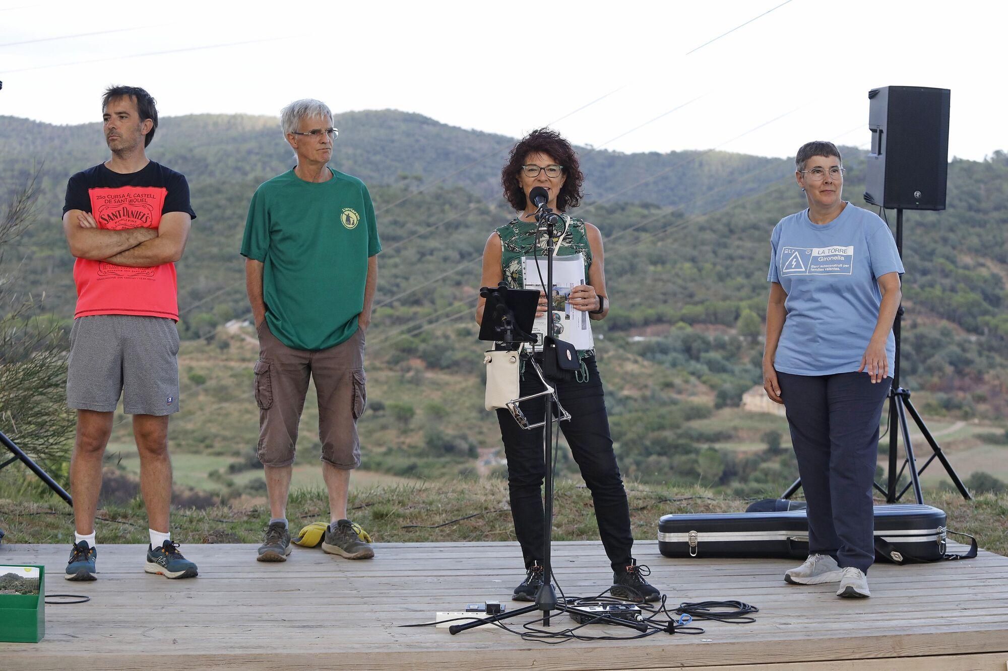 Girona. Esplanada Piruli. Acte prevencio d'incendis. Els veins recorden el gran incendi del parc de les Pedreres de fa deu anys.