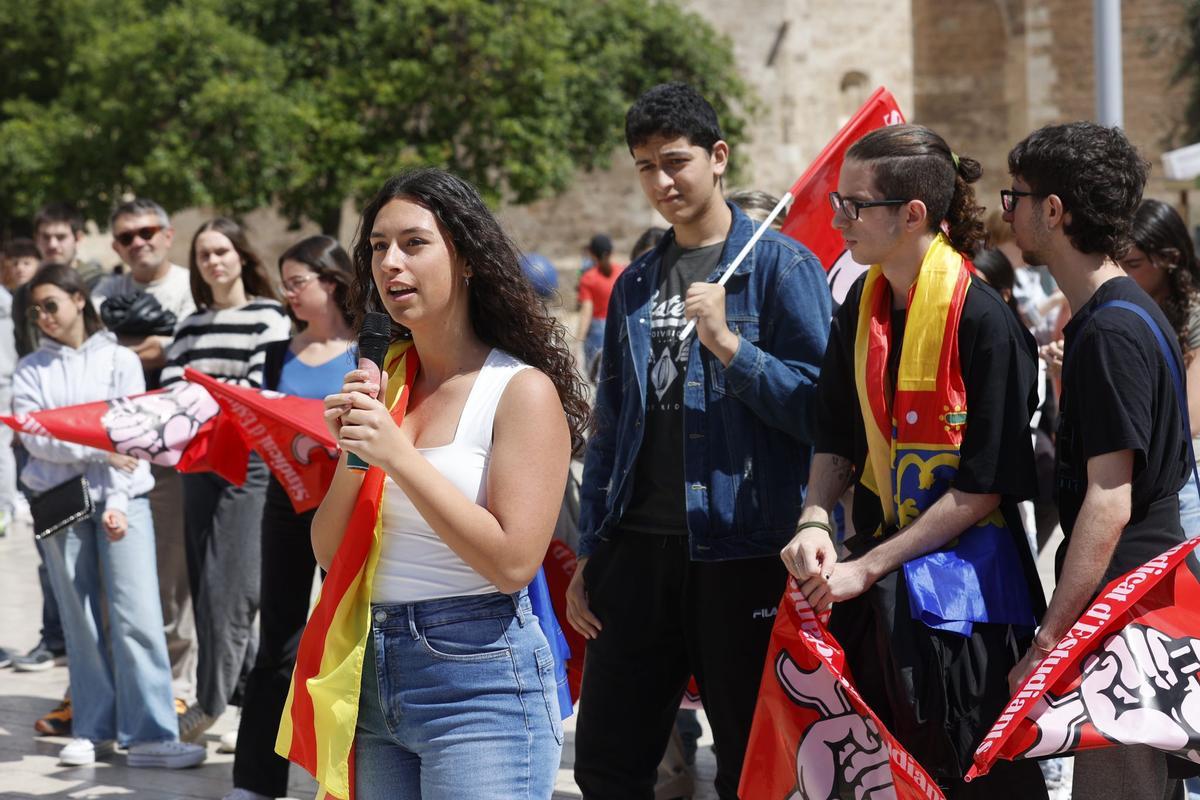 Estudiantes protestan en València contra los recortes en Educación.