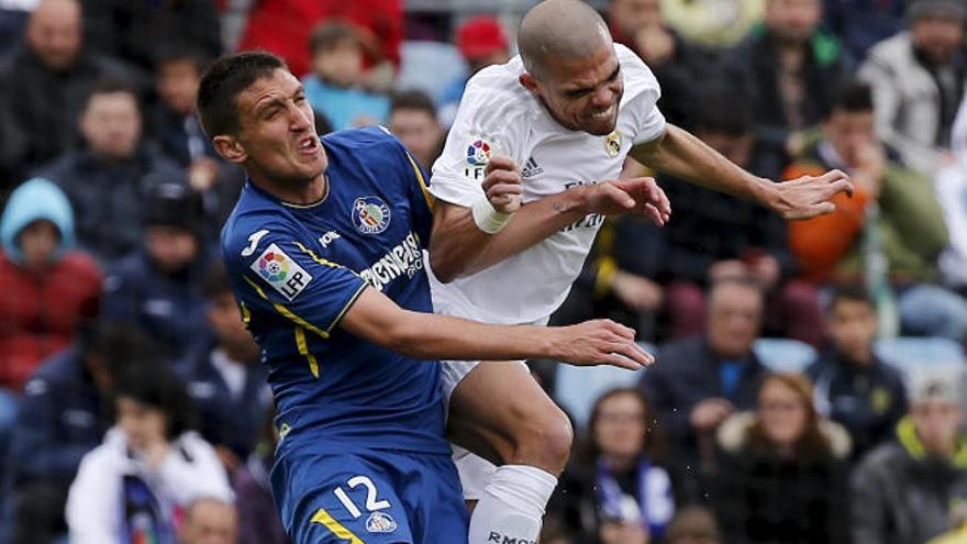 Scepovic y Pepe pugnan por el balón.