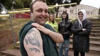 Fans de Rosalía hacen cola desde primera hora en el Sant Jordi: "Voy a tres de los cuatro conciertos, me he gastado más de mil euros"