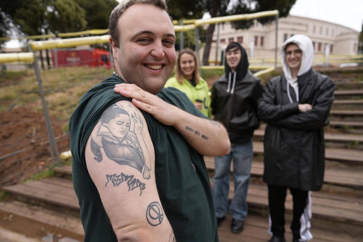 David, fan de Rosalía, enseña los tatuajes que tiene dedicados a la artista mientras hace cola para el primer concierto en Barcelona de la catalana, este 13 de abril.
