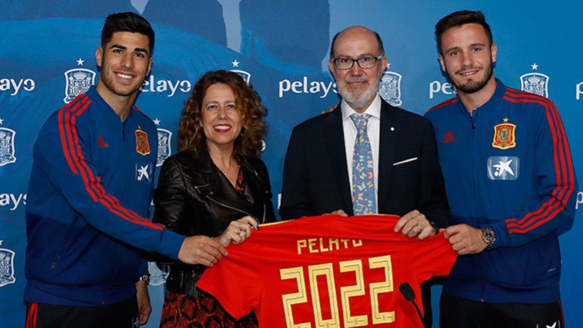 Marco Asensio y Saúl Ñíguez junto a Ana Muñoz (RFEF) y José Boada (Grupo Pelayo)
