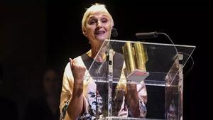 Cristina Fenollar, tras recibir el Premio José Estruch en 2022 en el Teatro Principal de Alicante