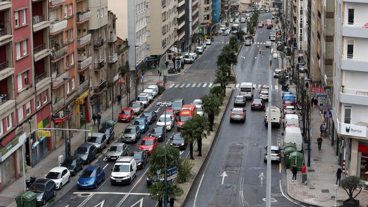 Vista de un tramo de la Travesía de Vigo desde la rotonda de Jenaro de la Fuente.