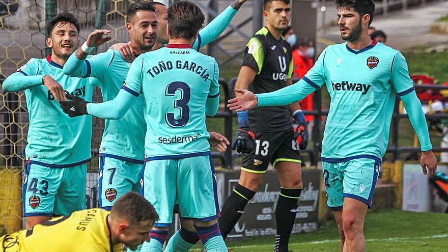 El Levante festeja el gol de Sergio León en Portugalete.  | EFE