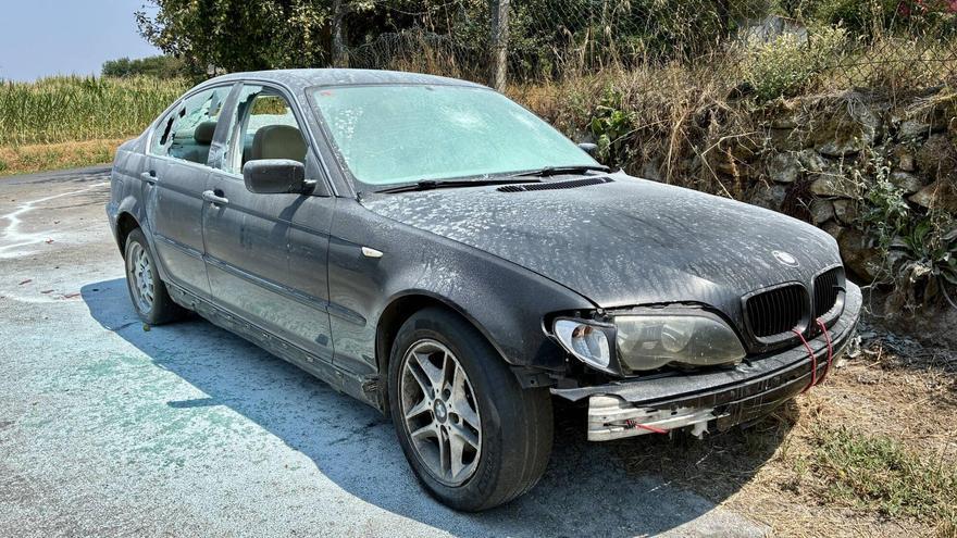 Coche abandonado en Gamil después de un robo frustrado por los vecinos.