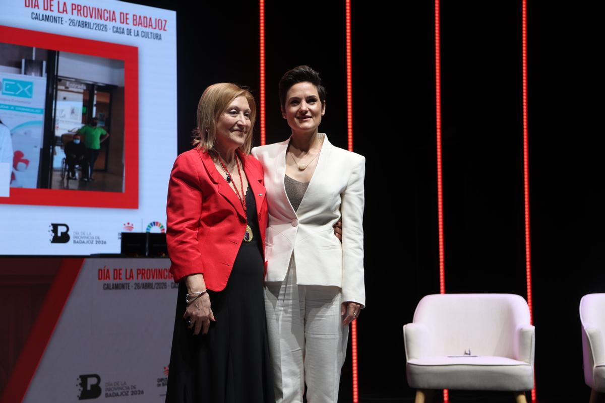 La presidenta de la Aoex, Isabel Rolán, junto a la presidenta de la Diputación de Badajoz, Raquel del Puerto, tras recoger la Medalla de Oro.