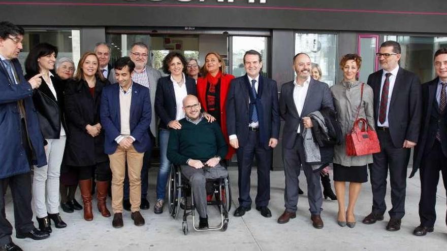 El alcalde, Caballero, la presidenta de la Diputación, Carmela Silva, el conselleiro de Política Social, Rey Varela, y la de Medio Rural, Vázquez, con ediles y otros cargos. // R. Grobas