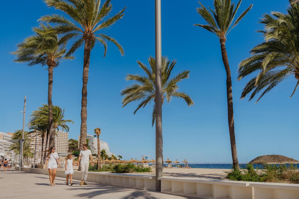 El nuevo paseo marítimo refuerza la conexión entre la playa, los espacios públicos y la oferta turística.