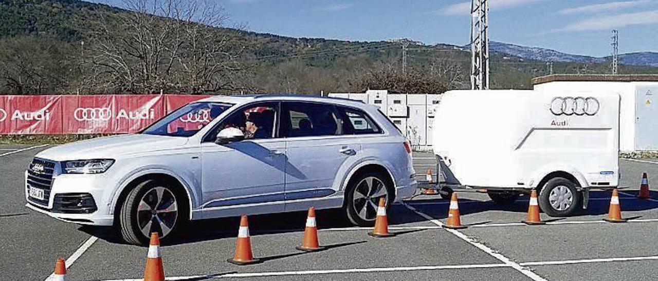 Un Audi Q7 aparcando mientras utiliza el sistema de remolque. // R.R.