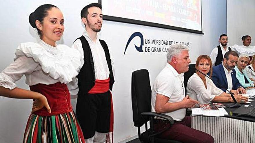 A la izqda., dos miembros de Coros y Danzas, en la presentación del festival.