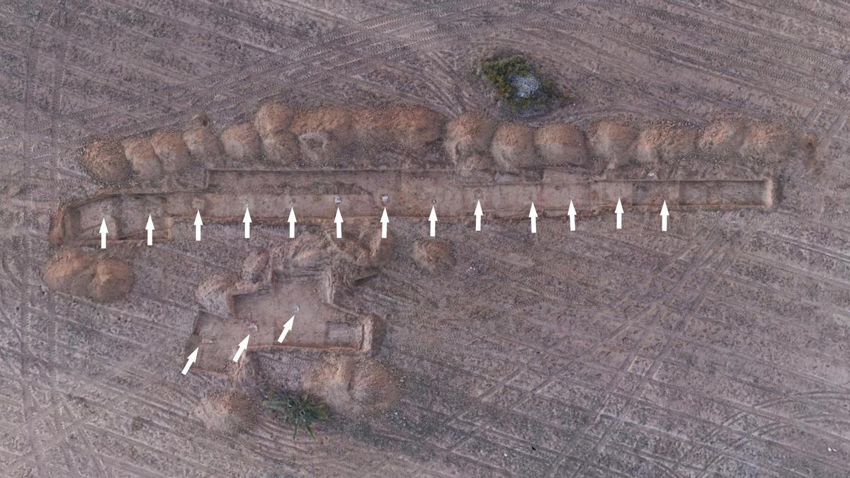 Vista aérea de la zona de sondeos donde se ha localizado la estructura completa de un barracón. Las cimentaciones de los pilares están marcadas con flechas.