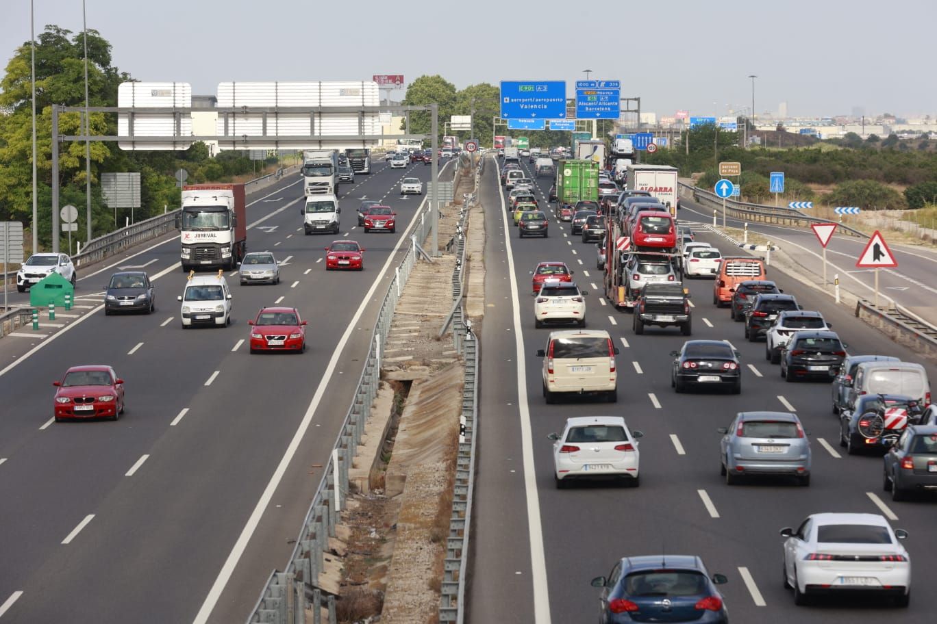 Retenciones en las vías de entrada a València por la primera operación salida del verano