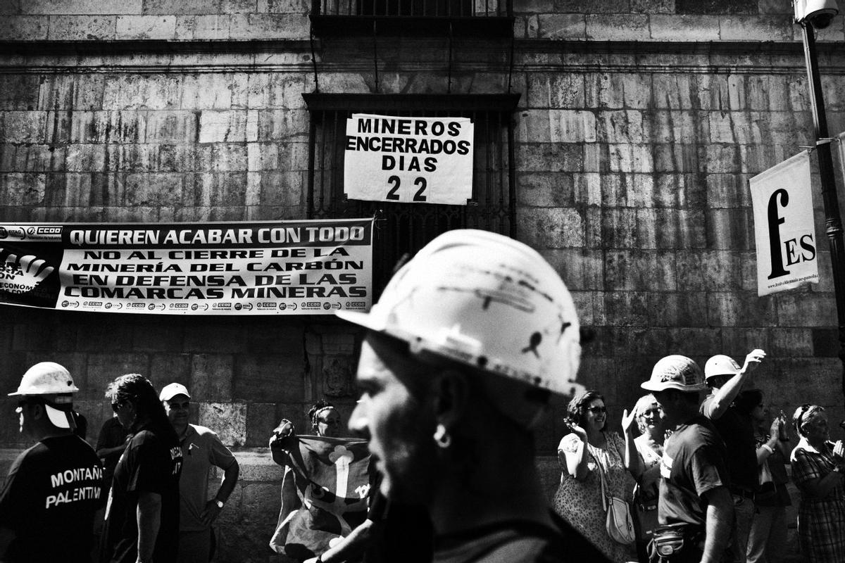 Los mineros del carbón y sus familias a su llegada a León, norte de España, el 26 de junio de 2012. Los mineros protestaban contra la propuesta del gobierno de reducir los fondos para la producción de carbón. 