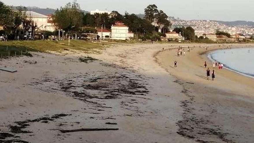 Muchas personas optan por bajar a la playa de Rodeira. / G. Núñez