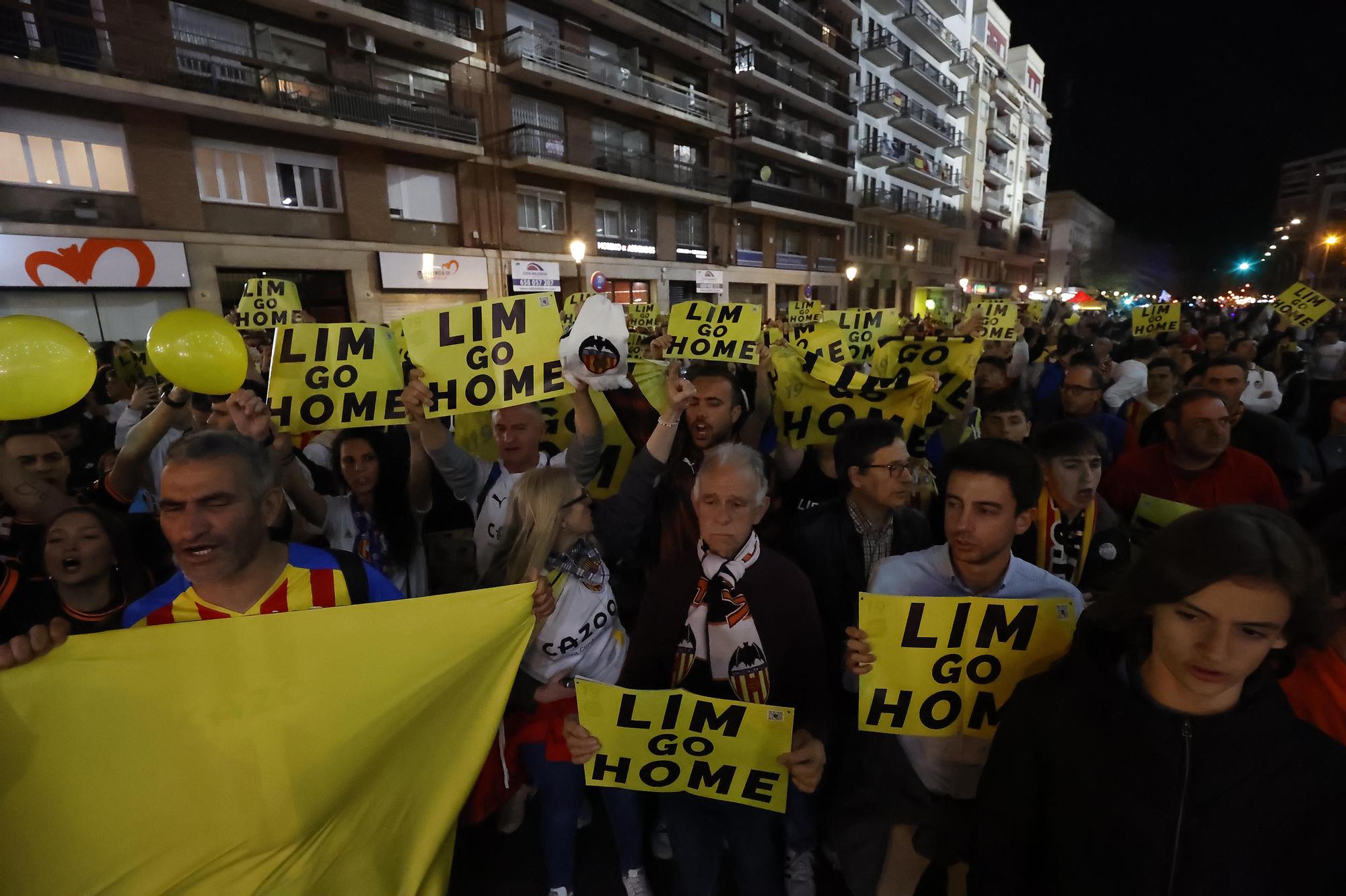 La afición del Valencia vuelve a manifestarse contra Lim