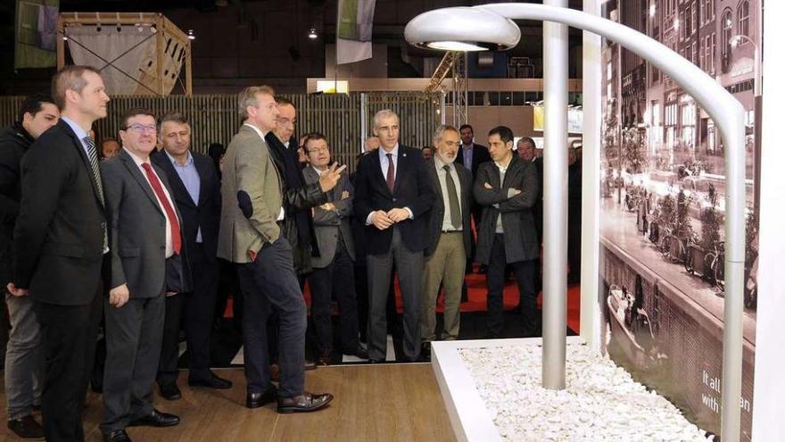 Alfonso Rueda y Francisco Conde, secundados por políticos autonómicos y locales, durante su visita a un estand. // Bernabé/Javier Lalín