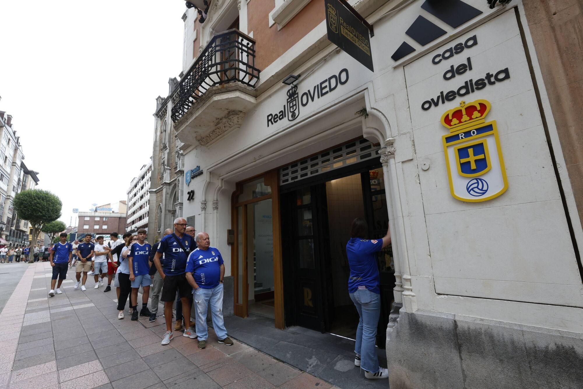 EN IMÁGENES: Colas tras salir a la venta la nueva camiseta del Oviedo en su regreso a Primera