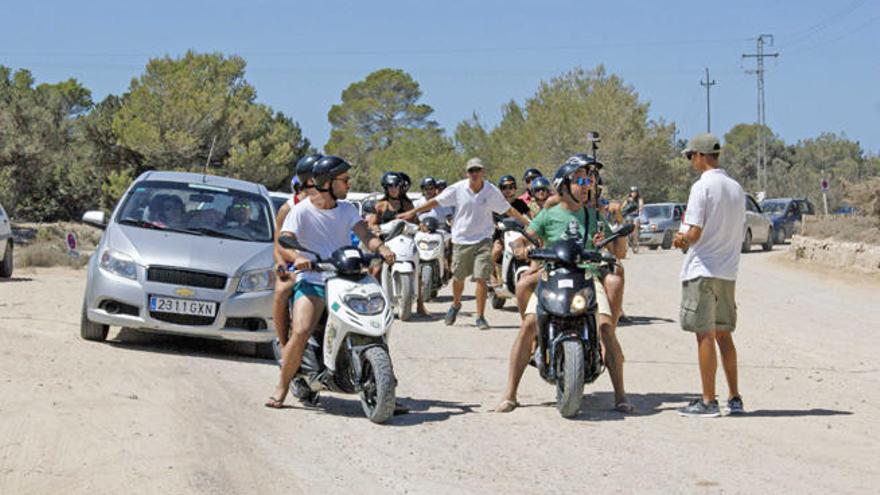 Retenciones de vehículos en la entrada al Parque Natural de Formentera.