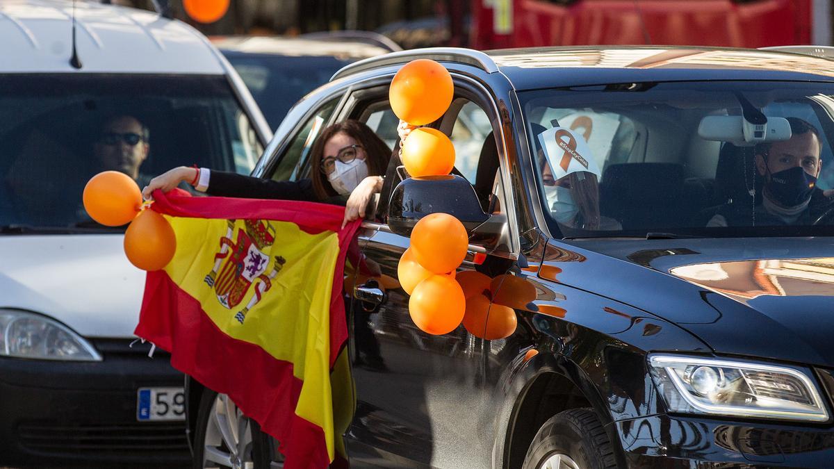 La protesta contra la ley Celaá llena de coches el centro de Alicante