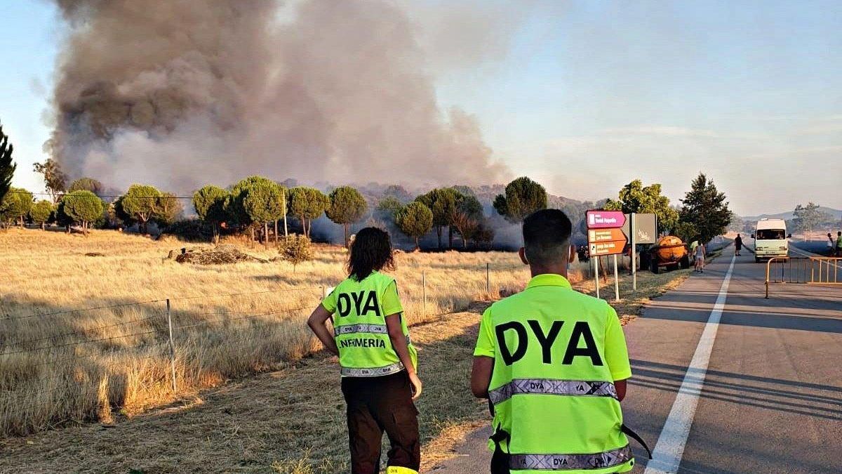 Efectivos de DYA acuden de soporte sanitario al incendio de Malpartida de Cáceres, este sábado.