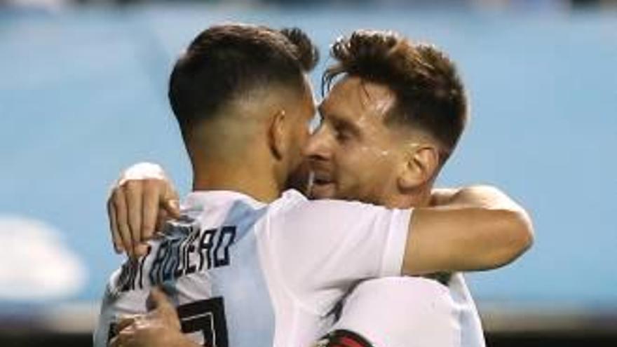 Messi s&#039;exhibeix amb tres gols en el primer duel argentí de preparació