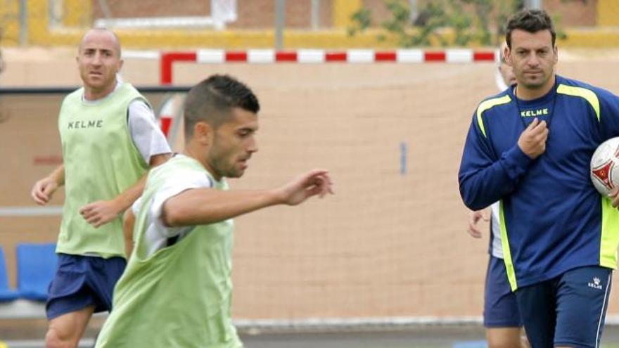 Pato sigue de cerca una acción de Riau durante un entrenamiento.