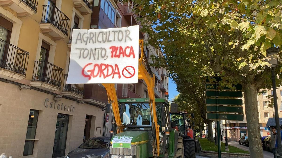 Uno de los tractores que participó ayer en la marcha en defensa del Pirineo.