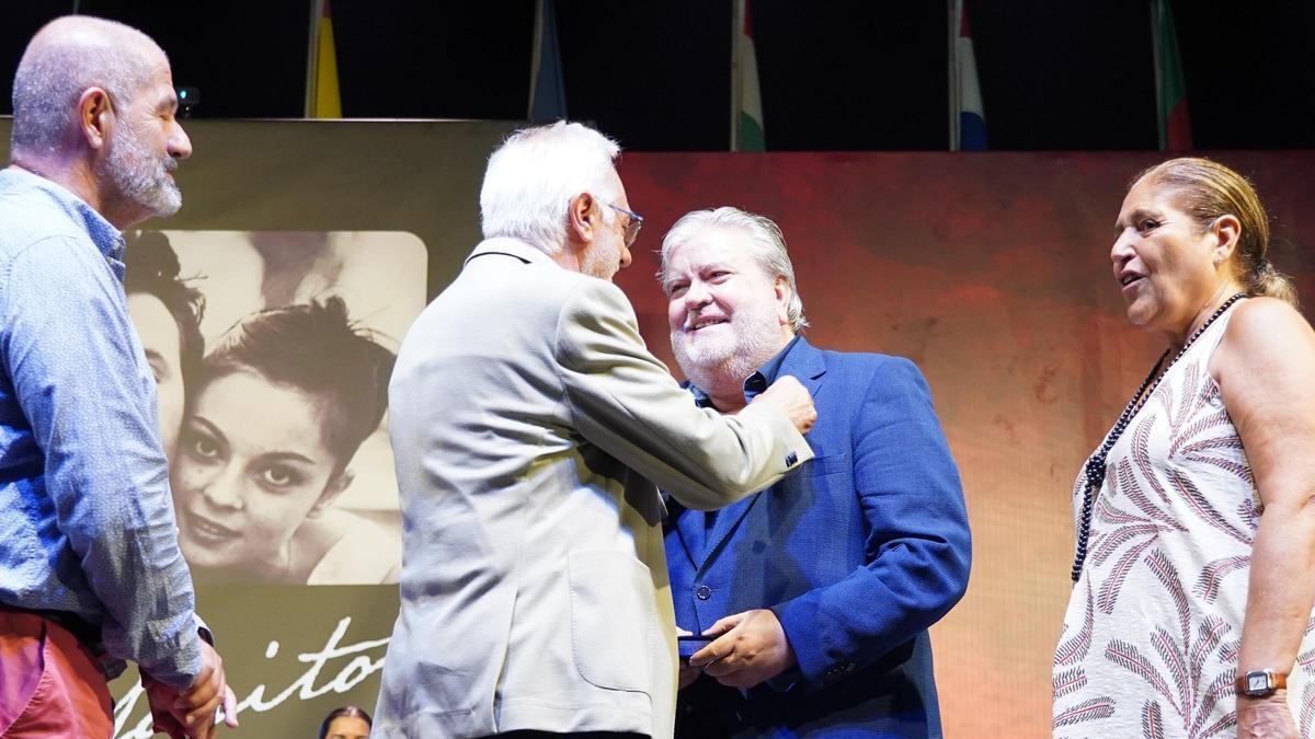 Paco Aparicio, galardonado con la Medalla de Oro por su labor extraordinaria sobre el certamen