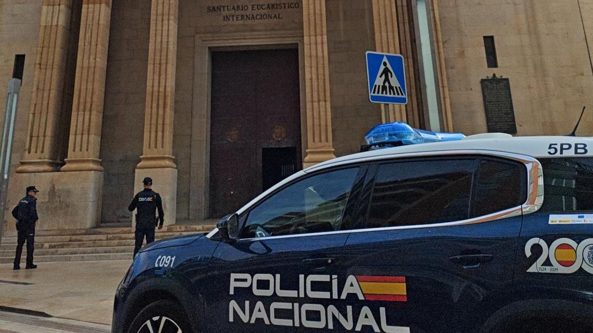 Unos agentes de la Policía Nacional vigilan el entorno de la basílica de Sant Pasqual de Vila-real.