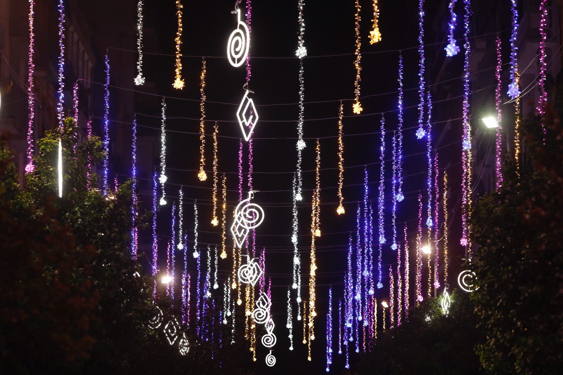 Galería nostálgica de las calles iluminadas en Fallas (2010-2020)