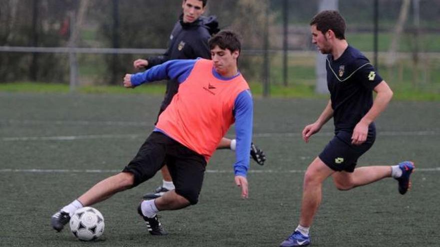 Varios jugadores del filial entrenando en A Xunqueira. // Gustavo Santos