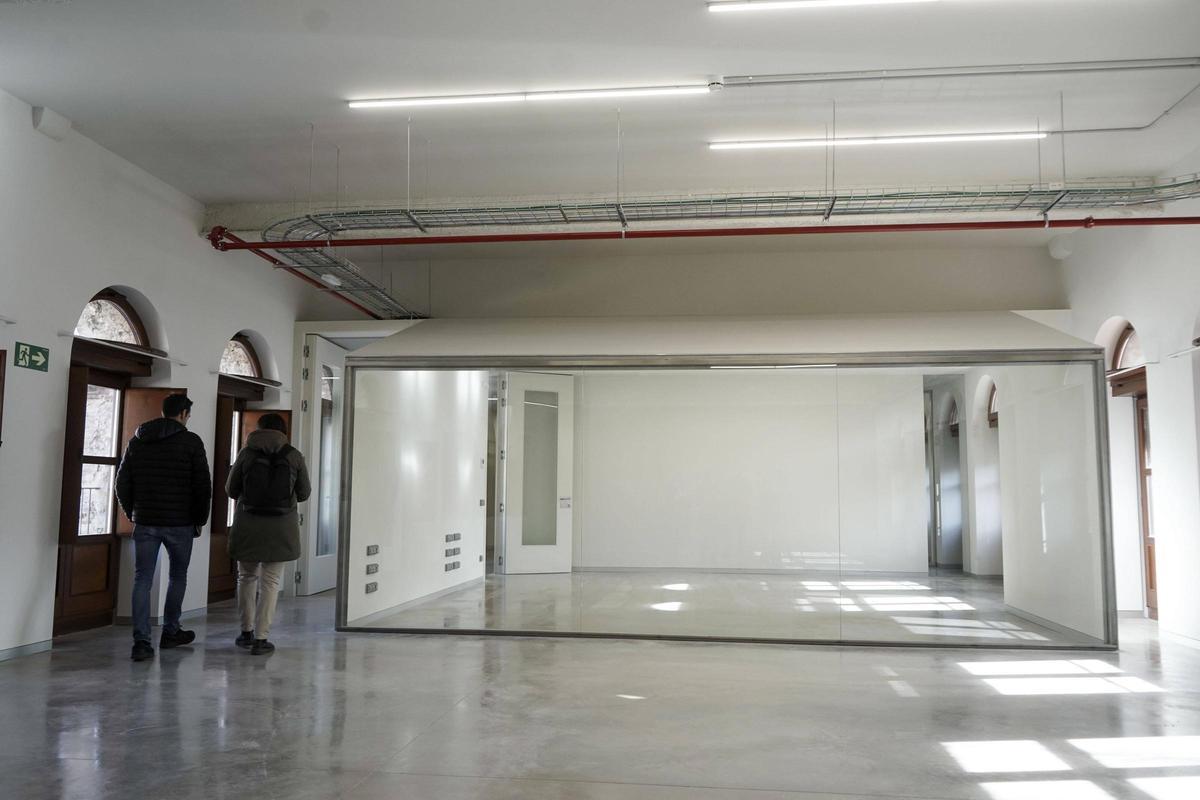 La zona de despatxos, amb una gran vidriera, al final de la sala de reserva