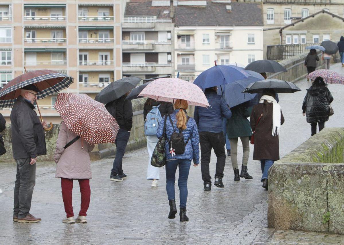 Los paraguas son la estampa  en la provincia. | IÑAKI OSORIO