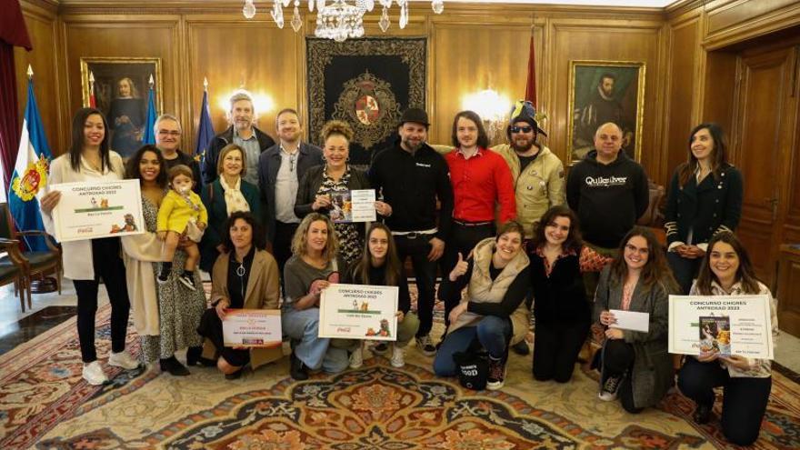 Foto de familias de los ganadores del concurso de chigres antroxaos junto a patrocinadores, miembros de la UCAYC y la concejala de Cultura, Yolanda Alonso. | Mara Villamuza