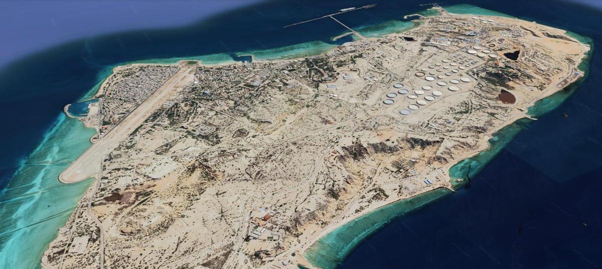 Acantilados en la zona menos poblada, una ciudad en torno a un aeródromo y una extensión de instalaciones industriales petroleras llenan la isla iraní de Jark
