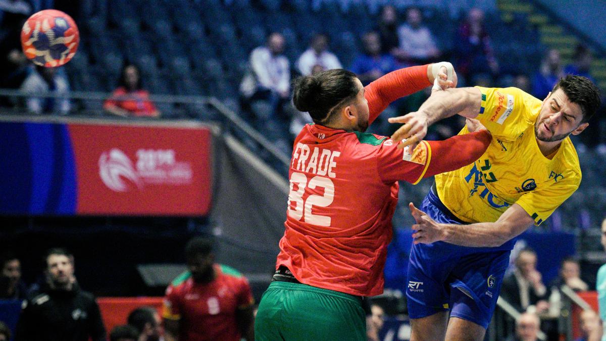 El bonbardero Haniel Langaro, ante Luís Frade en el Mundial