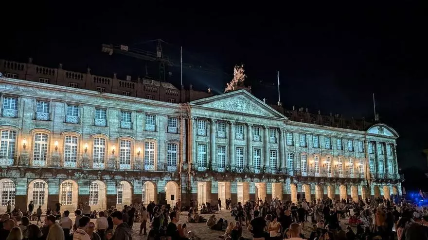 Lleno en el Obradoiro para ver los fuegos del Apóstol