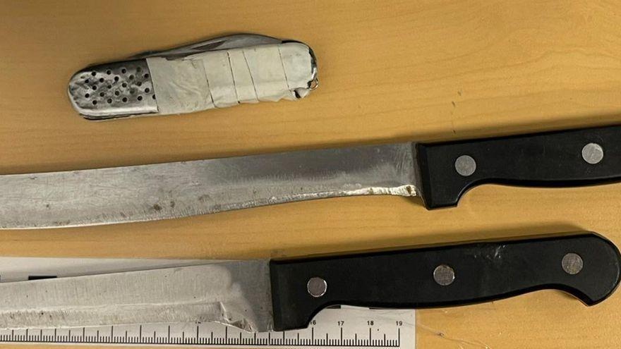 Cuchillos con los que un hombre amenazó al personal de un centro de salud de Palma de Mallorca.
