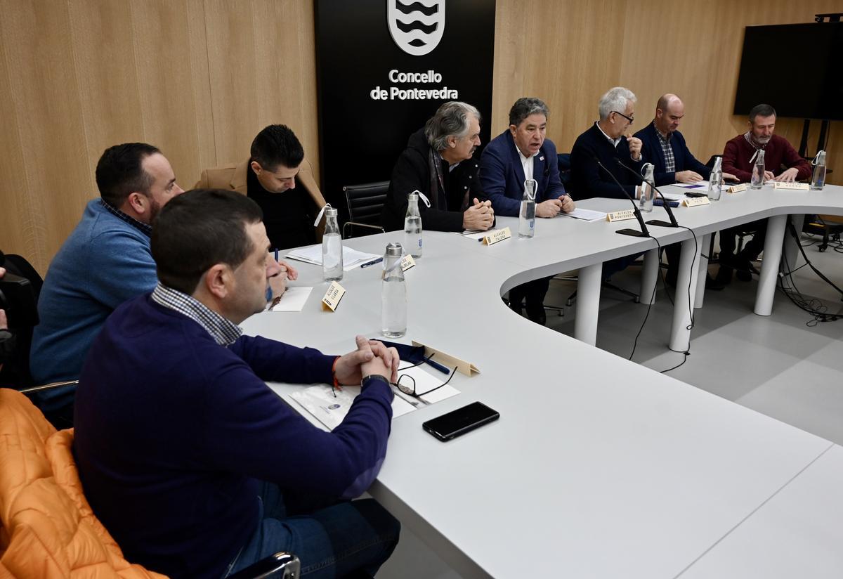 Los alcaldes presentes ayer en la reunión convocada por Miguel Anxo Fernández Lores. Entre ellos, Félix Juncal, a la derecha.