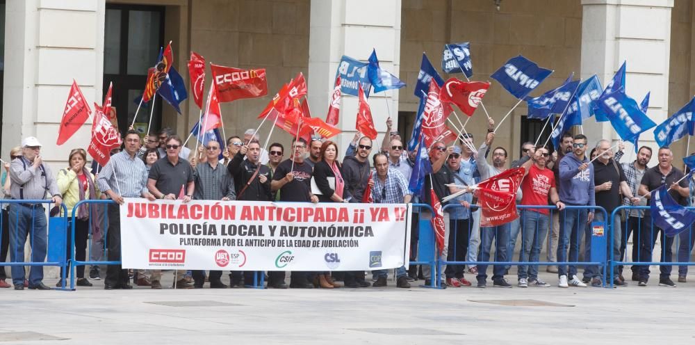 Protesta en el Ayuntamiento de 250 pensionistas a la llegada de Rajoy.