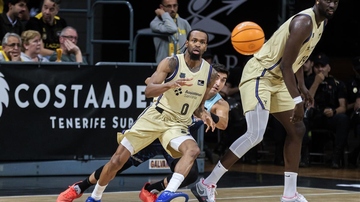 Kevin Punter deja atrás a Jaime Fernández para recibir el balón en el CB Canarias-Barça.