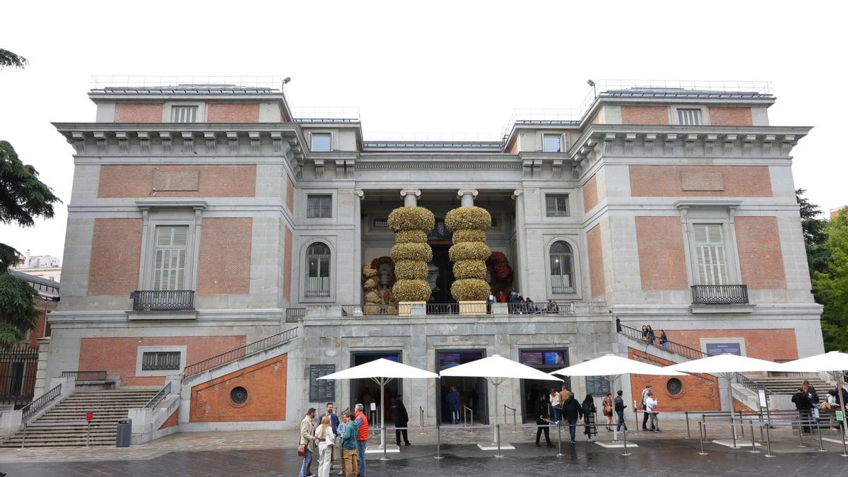 Archivo - Varias personas esperan para entrar en el Museo Nacional del Prado