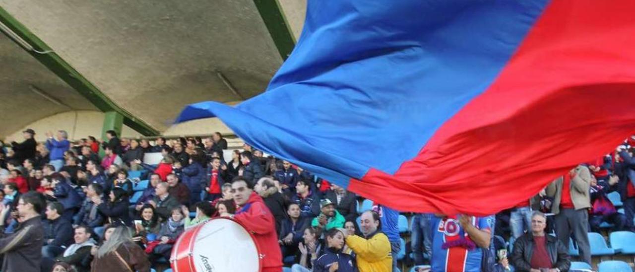 Una vista de la grada de O Couto el día de su reapertura, con un partido de la UD Ourense. // Jesús Regal