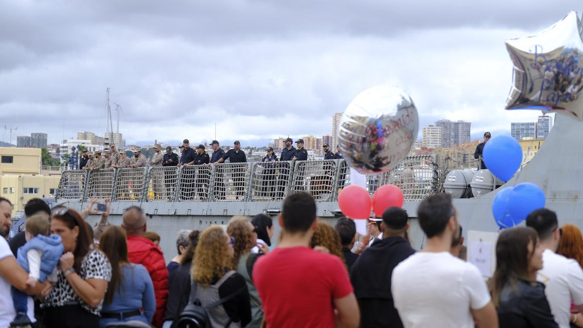 Familiares reciben a la tripulación del 'Relámpago' este domingo en el Arsenal Militar de la capital