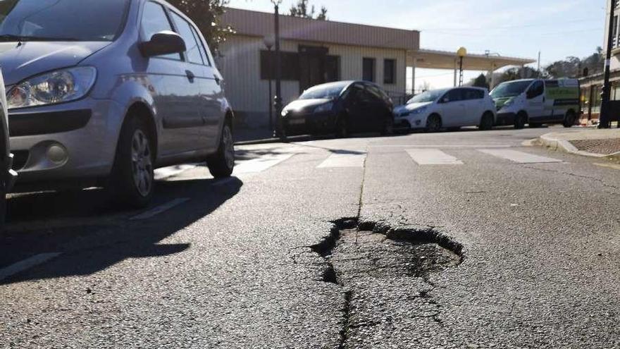 Piden la reparación de un bache en la calle Covadonga de Candás