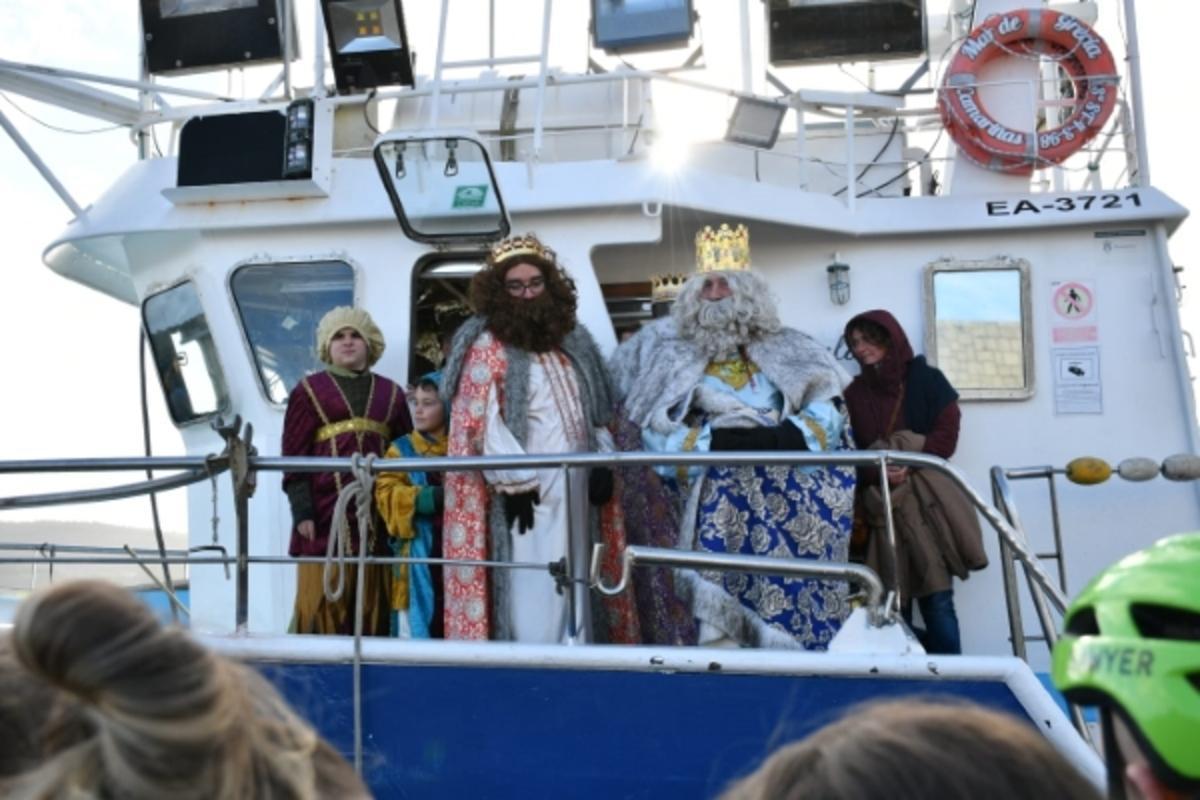 Llegada de los Reyes Magos en barco a Camariñas
