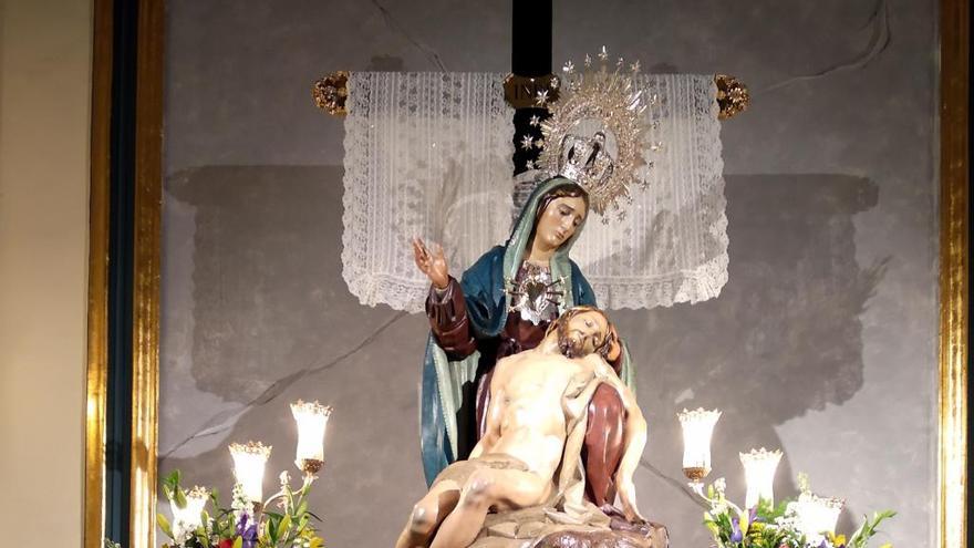 El trofeo del concurso junto a la Virgen de la Piedad