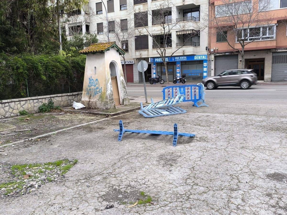 Jeringuillas en la entrada del antiguo cuartel de Son Busquets.